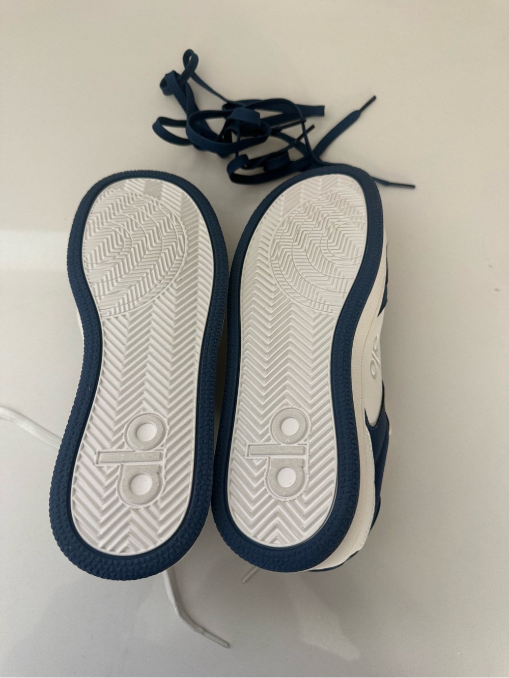 ALO Yoga Women’s Navy & White Low-Top Sneaker-limited edition color/brand new - Picture 4 of 4